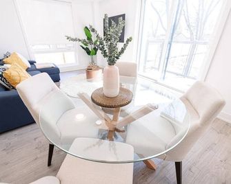 Luxury & Comfy Apartment, Mins Drive To All Niagara Falls Attraction - Niagara Falls - Wohnzimmer