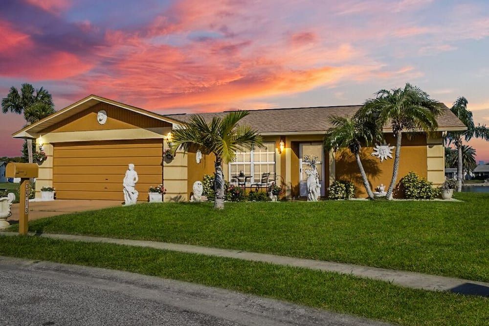 Luxurious Waterfront Holiday Home with Fully Encompassing Lakeview - Holiday - Building