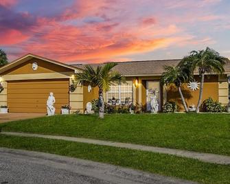 Luxurious Waterfront Holiday Home with Fully Encompassing Lakeview - Holiday - Edificio