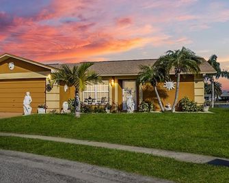 Luxurious Waterfront Holiday Home with Fully Encompassing Lakeview - Holiday - Building