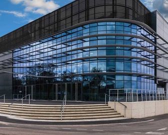 Newly Refurbished Everest Lodge Serviced Apartments For Contractors & Families, Free Wifi & Netflix By Redwood Stays - Farnborough - Building