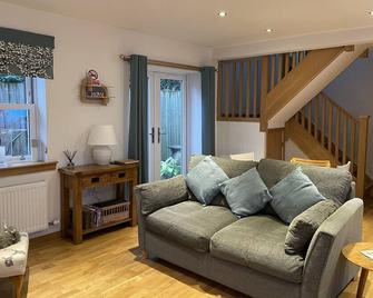 Stylish, modern cottage sleeps 4 with private hot tub. 45 mins from Edinburgh. - Kinross - Wohnzimmer