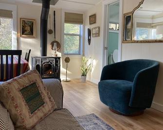 Relaxing Beekeeper's Cottage with hot tub - Bodega Bay - Soggiorno