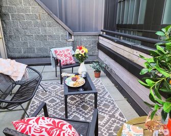 The Skyline Suite l S. Granville w patio & parking - فانكوفر - شرفة