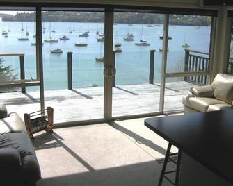 Island Time Cottage - Waterfront With Sea Views in the Winterless North - Opua - Living room