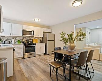 Huge 4br W/ Yard | Sleeps 8 | Lcp Collection - Des Plaines - Kuchnia