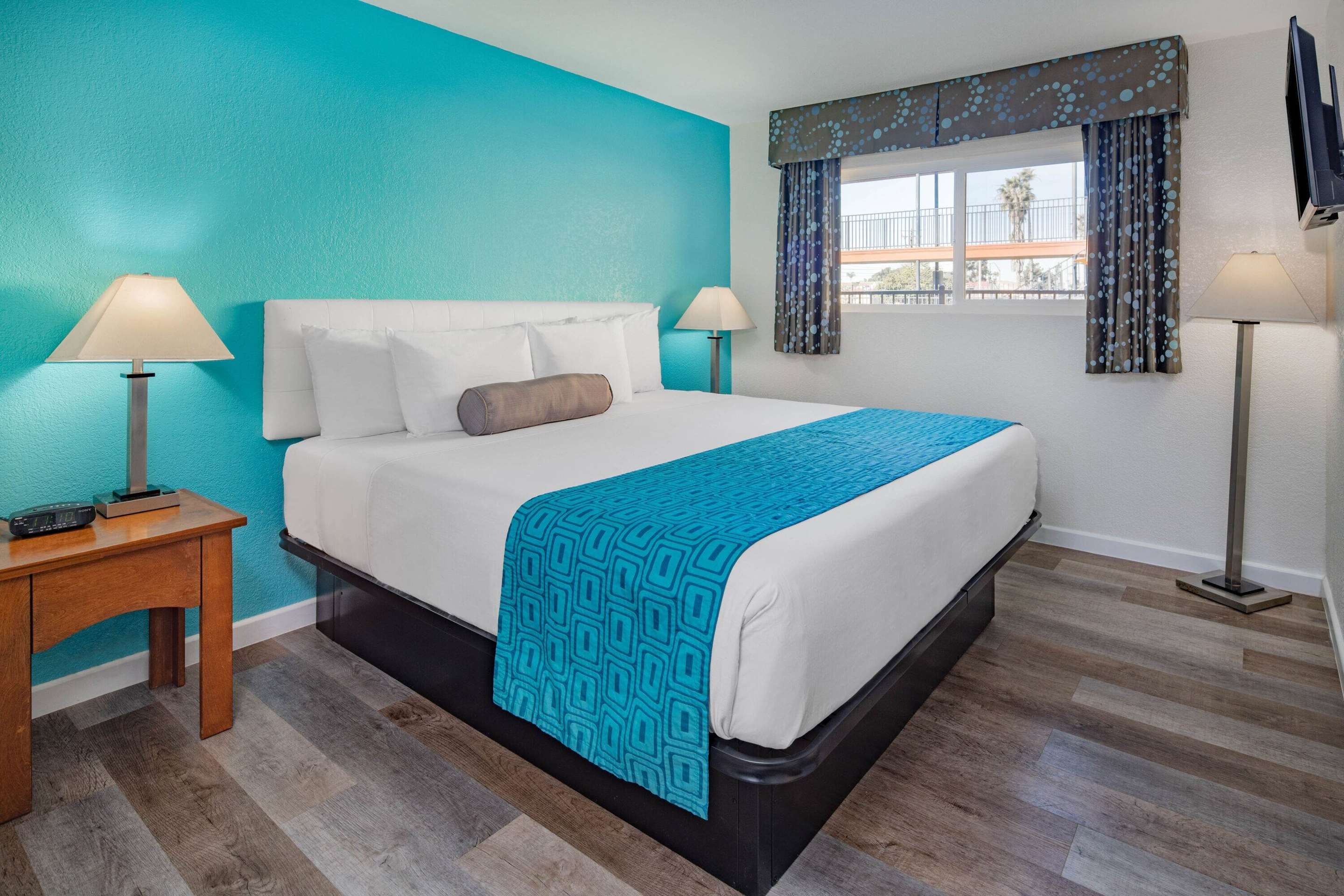 Howard Johnson Suites by Wyndham San Diego Chula Vista Bay Front - Chula Vista - Soveværelse