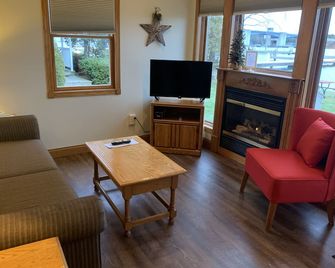 Snug Harbor Inn - 2 Bedroom Cottage - Sturgeon Bay - Sala de estar