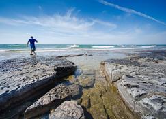 Off Grid Experience on the most unique alvar rock beach on Manitoulin Island. - Gore Bay - Plage