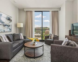 Arras Altitude Adjustment | 10th floor Luxury Condo in Downtown, Amazing Views - Asheville - Living room