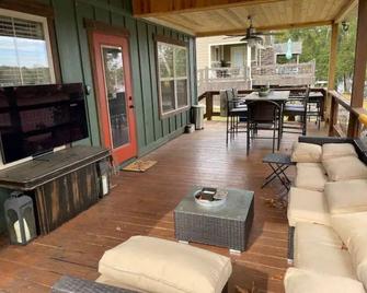 Cute and Cozy Lakehouse - Andalusia - Living room