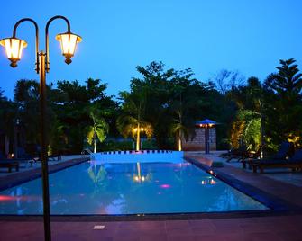Tishan Holiday Resort - Polonnaruwa - Uima-allas