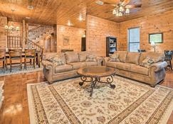 Broken Bow Cabin with Deck, Hot Tub and Fire Pit! - Broken Bow - Living room