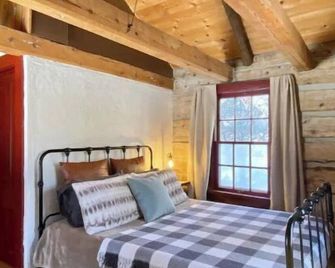 Fraser Fir Rustic Cabin near Lake w/ Sunset Views - Campbellsport - Habitación