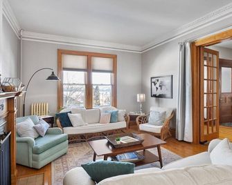Dubuque's Front Porch, Historic Charmer, - Dubuque - Living room