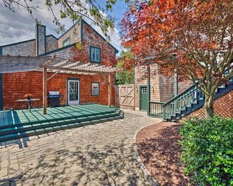 Coastal Abode w/ Beach Views, Walk to Beach & Bars - Middletown