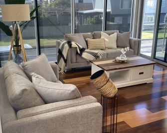 Woonona Beach House a few steps from patrolled beach, parks and cafes - Wollongong - Sala de estar