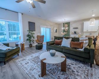 The Olive Room in Cedar Point - Swansboro - Living room