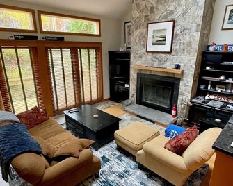Ski In, Ski Out condo in prime location! Short, flat walk to restaurants/bars! - Kingfield - Obývací pokoj