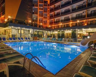 Arsi Hotel - אלניה - בריכה