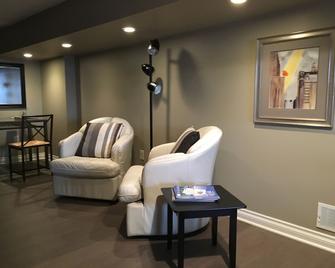 Marina Suite - Beautiful Downtown Charlevoix - Charlevoix - Living room
