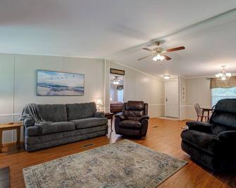 Great Lake Wateree Retreat! Enjoy view from the deck with your morning coffee. - Ridgeway - Living room