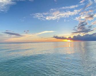 Amazing beach getaway pool condo by the beach - Bradenton Beach - Strand