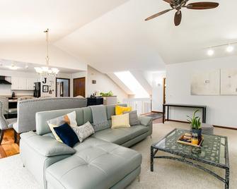 Charming 4-Bedroom Retreat Near Notre Dame - South Bend - Living room