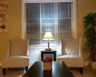 Beautiful and Spacious!Your Home Away from Home. With AC - Renton - Living room