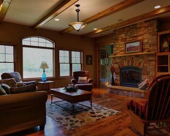 Great For Large Parties! Secluded Executive Cabin Near Lakes & Spicer Activity! - Spicer - Living room
