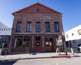 Speakeasy Suites Sleeps 18 - Nevada City - Building