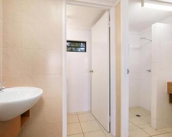 Toolooa Gardens Motel and Apartments - Gladstone - Bathroom
