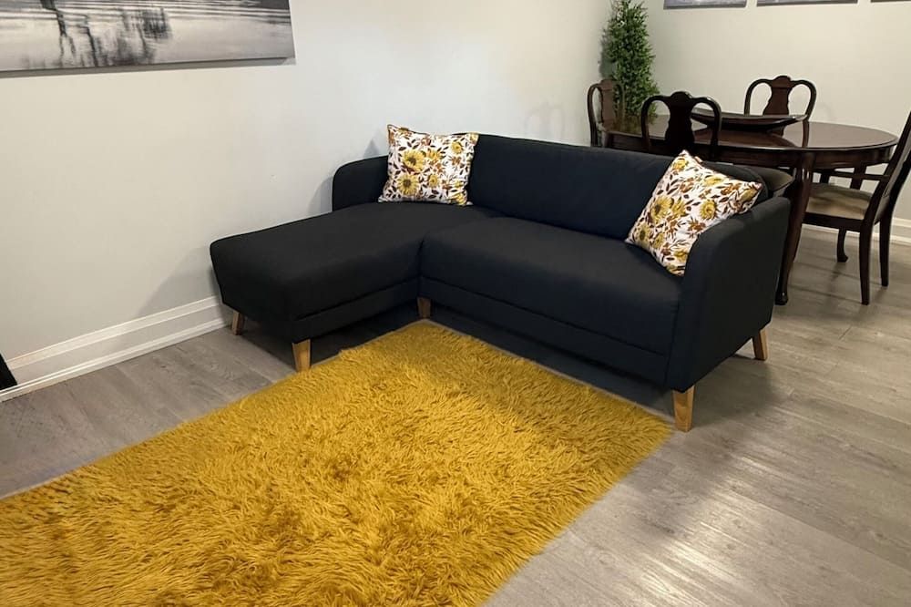Brand new 2 bedroom basement apartment - Ajax - Obývací pokoj