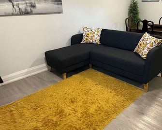 Brand new 2 bedroom basement apartment - Ajax - Obývací pokoj