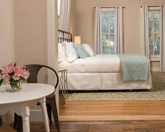 Historic Lodging on Outer Banks of Llano River, Steps to Historic Main Street - Llano - Bedroom