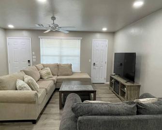 Charming and Clean- 2 Bedroom Duplex - Ada