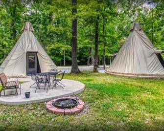 Teepee - Experience something truly unique: A teepee with a door! - Manchester - Patio
