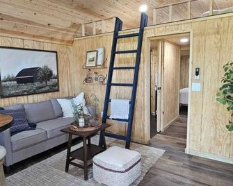 Experience the simple life in our charming Mini Farm/Cottage house for rent. - Groveland - Living room