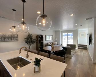 Cozy, new townhome 12 min. from Snowbasin and 17 min. from Wasatch Peaks! - Morgan - Dining room