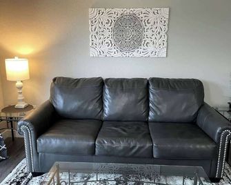 New Remodeled Luxury Condo By The Lake, No Stairs! - Branson - Sala de estar