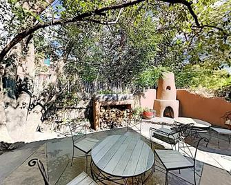 Antigua Inn-Private Historic East Side property steps from the Plaza. - Santa Fe - Patio