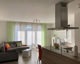 Moderne Ferienwohnung im Herzen von Bad Neustadt - Bad Neustadt an der Saale - Wohnzimmer