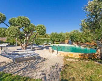 Stunning Home In Carovigno With Wifi - Carovigno - Pool