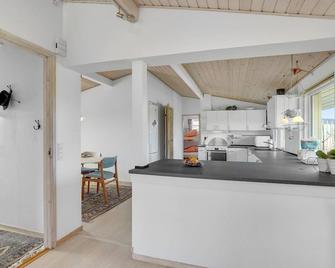 Nice home in Roskilde with WiFi - Roskilde - Kitchen