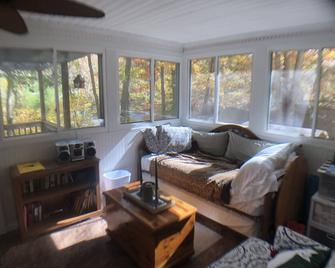 Cabin on the Jackson River with dock, deck, firepit and sauna. Pet friendly! - Covington - Wohnzimmer