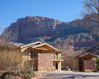 Driftwood Lodge - Springdale - Building