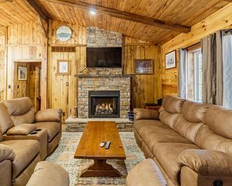 New 3 Bedroom Log Cabin nestled in the woods with one acre fishing lake . - Winchester - Living room