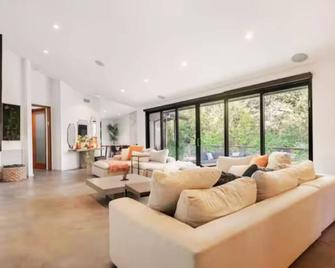 Cozy Oasis in Oakley with Basketball court pool - Los Angeles - Living room
