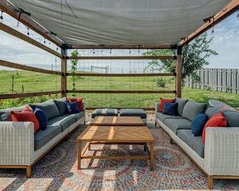 Country Living with Modern Amenities and Hot Tub - Bismarck - Patio