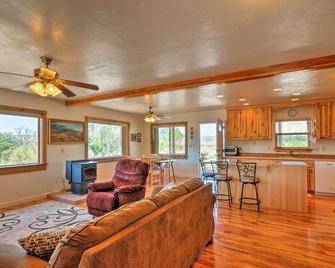 Cozy Henrieville Cabin 18 Mi to Bryce Canyon NP! - Henrieville - Living room